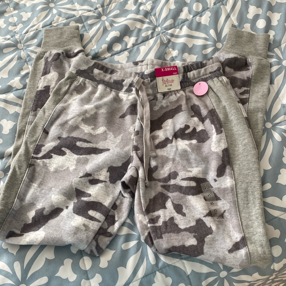 Flirtitude Active camo joggers